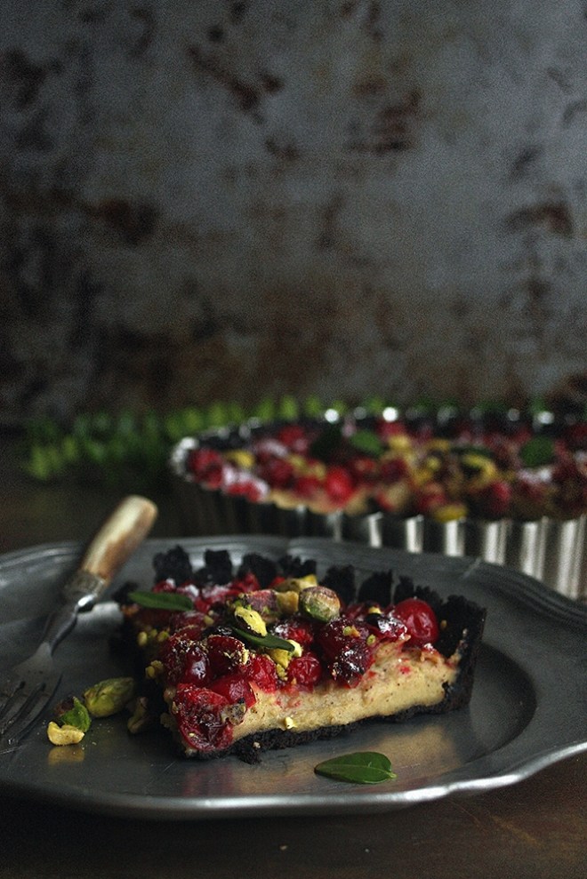 Mini tart with cranberries and pistachios