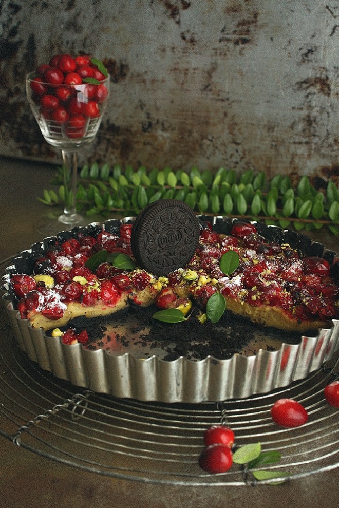 Mini tart with cranberries and pistachios