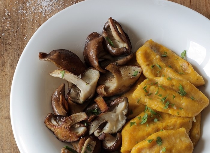 Kluseczki dyniowo ziemniaczane z grzybami shii&nbsp;take