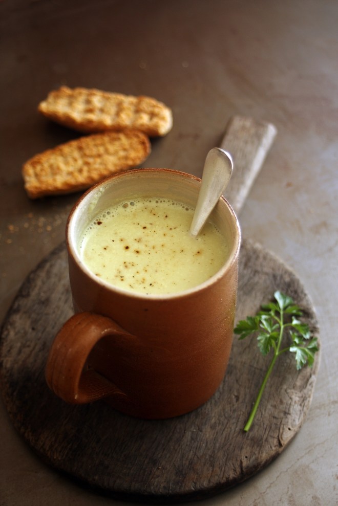 Creamy cauliflower soup with curry | monika domańska