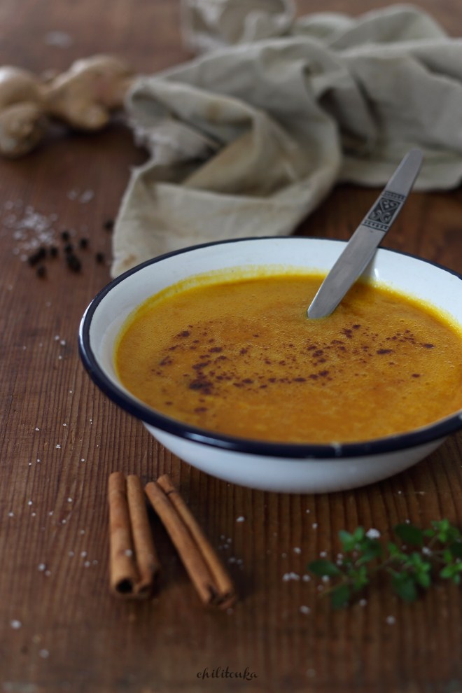 Zupa dyniowo jabłkowa z imbirem i cynamonem | chilitonka