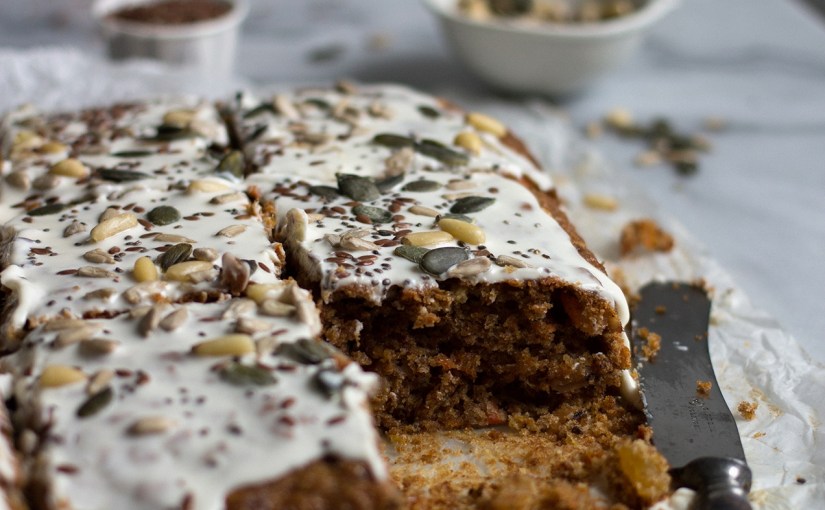 Ciasto marchewkowe z dobrą mąką i&nbsp;ziarnami